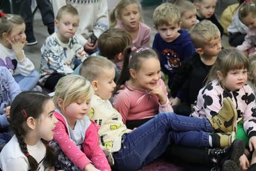 Wieluń: Biblioteka Miejska zaprosiła dzieci na spotkanie z fotografem Piotrem Pabisiakiem